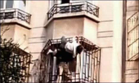 چین: تیسری منزل کی گرل میں پھنسی خاتون کو بچا لیا گیا