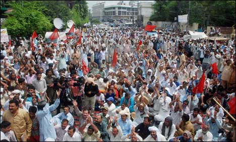 لاہور میں واپڈا اور لیسکو ملازمین کا احتجاجی دھرنا اور ریلی