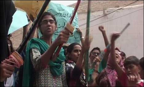 ہاکی ٹیم کی مایوس کن کارکردگی، کراچی میں شائقین کا مظاہرہ