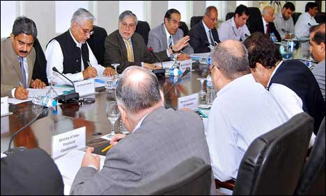 قیمتوں میں کمی کے لیے وفاقی اور صوبائی حکومتیں اقدامات کریں، وزیرخزانہ