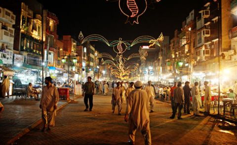 لاہور: بم دھماکے کے بعد فوڈ اسٹریٹ کی رونقیں لوٹنے لگیں