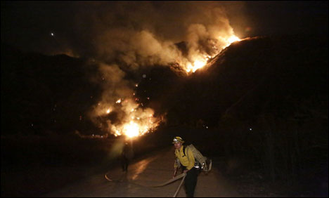 امریکا کے جنوبی جنگلات میں لگنے والی آگ رہائشی علاقوں کیلئے خطرہ بن گئی