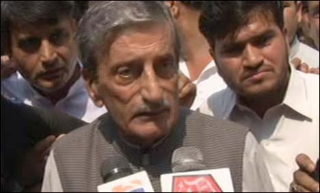 پشاور : دھماکوں کا جواب عمران خان سے لیا جائے، غلام احمد بلور