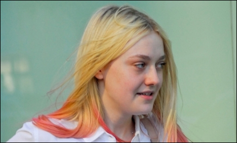 ہالی ووڈ اسٹار ڈکوٹا فیننگ نئے ہیئر اسٹائل کے ساتھ