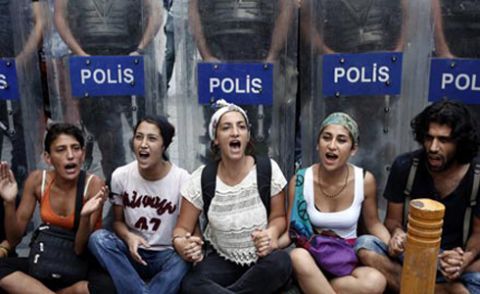 استنبول: شام میں فوجی مداخلت ترکی میں عوام کی رائے تقسیم ہو گئی