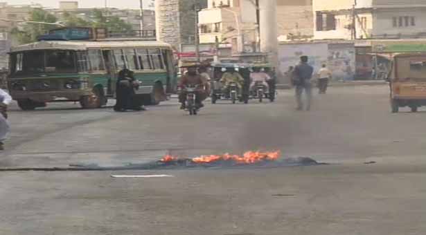 کراچی : اسکول اور پٹرول پمپس بند، مسافر کوچ کو آگ لگا دی گئی