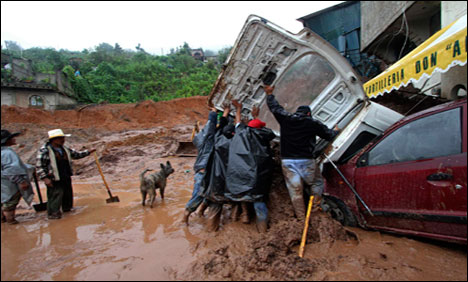 میکسیکو : طوفانی بارشوں اور مٹی کا تودہ گرنے سے 8 افراد ہلاک