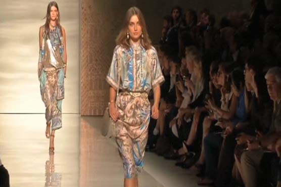 اٹلی : ریشمی ملبوسات نے میلان فیشن شو میں رنگ بکھیر دیئے
