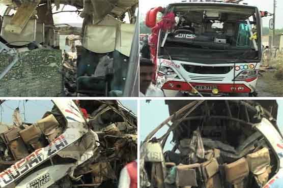 پشاور : ملازمین کی بس میں دھماکہ،خاتون سمیت 18 افراد جاں بحق، 34  زخمی