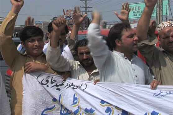 پشاور : پٹرولیم مصنوعات میں اضافہ، ٹرانسپورٹرز بھی سراپا احتجاج