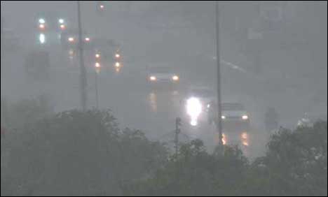 کراچی کے مختلف علاقوں میں ہلکی اور تیز بارش سے موسم خوش گوار