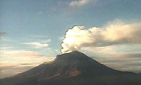 پرو میں آتش فشاں پھٹ پڑا، سائنسدانوں کی دوڑیں لگ گئیں