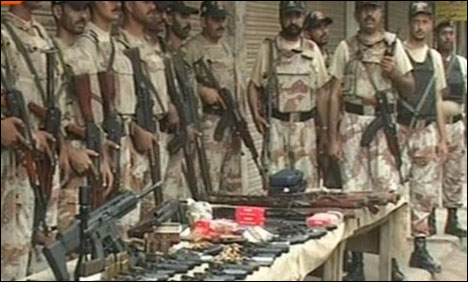 کراچی: مختلف علاقوں میں رینجرز ، پولیس کی کاروائی، متعدد افراد گرفتار، اسلحہ برآمد