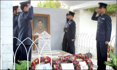 یوم فضائیہ : راشد منہاس شہید کی قبر پر پھول چڑھائے گئے