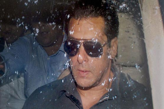 سلمان خان نے تصویر بنانے پر پرستار کا موبائل توڑ ڈالا