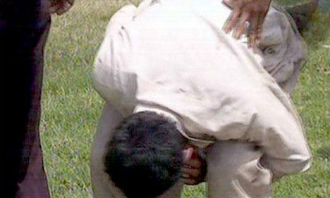 سرگودھا میں جوتے چور کی شہریوں کے ہاتھوں خوب پٹائی