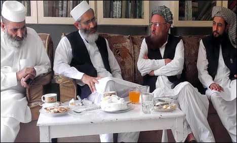 سراج الحق کی مولانا سمیع الحق سے ملاقات،امن واما ن کی صورتحال پر گفتگو