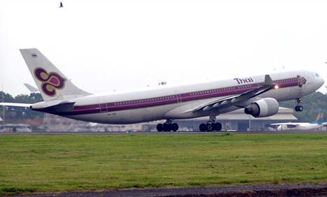 تھائی طیارہ لینڈنگ کے دوران رن وے پر پھسل گیا، 10 مسافر زخمی