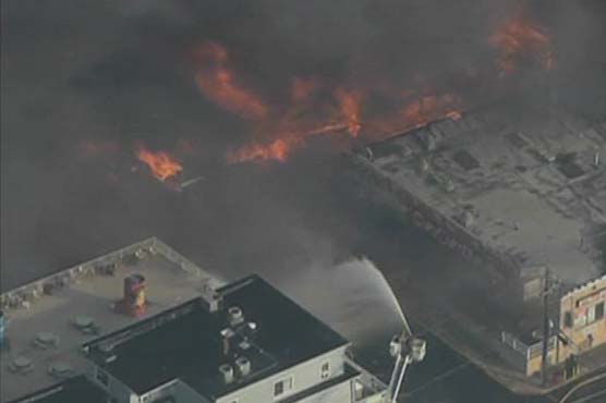 امریکا : نیو جرسی کے گودام کی آگ نے ملحقہ عمارتوں کو لپیٹ میں لے لیا