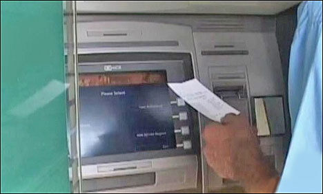 کراچی : کچھ اے ٹی ایم تکنیکی خرابی کا شکار، باقی میں رقم غائب