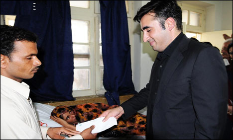 بلاول بھٹو زرداری نے بلوچستان زلزلہ متاثرین میں چیکس تقسیم کئے