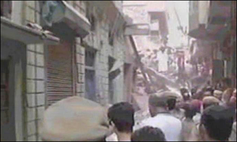 نئی دہلی : آزاد مارکیٹ میں 3 منزلہ عمارت گر گئی، کئی افراد ملبے تلے دب گئے