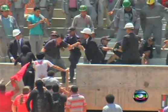 برازیل: فٹبال سٹیڈیم معائنہ کے دوران مظاہرین کا احتجاج
