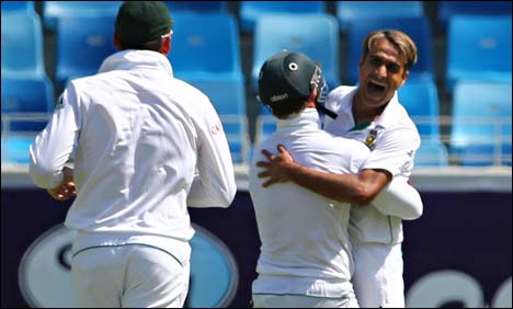 دبئی ٹیسٹ : پاکستان ٹیم 99 رنز بنا کر آؤٹ