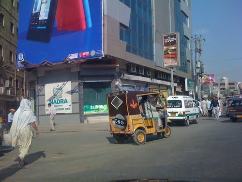 عید کی چھٹیوں کے بعد دفاتر کھل گئے، حاضری کم