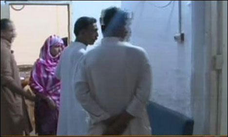 کراچی میں بچہ چھین کر بھاگنے والی 2 خواتین کو اہلِ محلہ نے پکڑ لیا