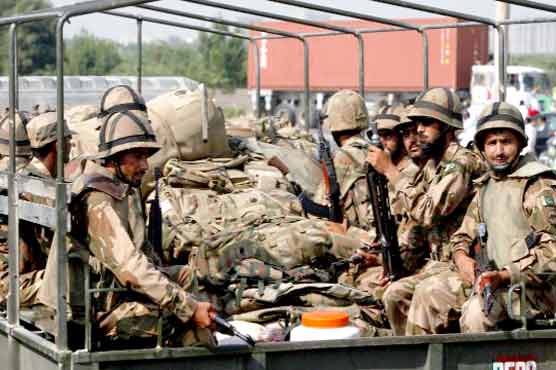 پاک فوج کے جوان مصائب کے باوجود زلزلہ زدگان کی امداد کی مصروف