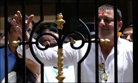 بھارت: اداکار سنجے دت کے پیرول میں 14 دن کی توسیع