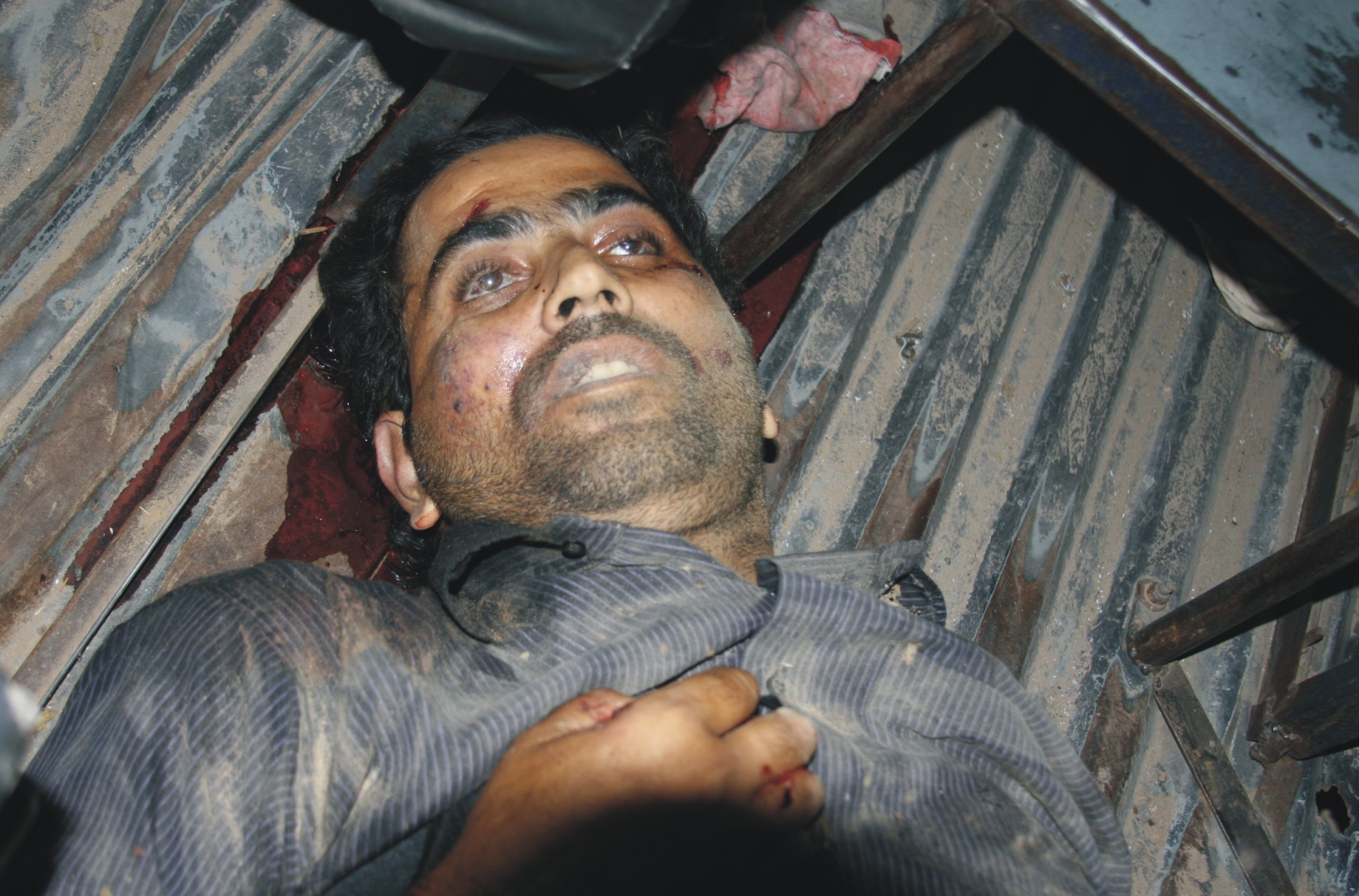 اشتہاری خالد حنیف عرف خالدا کی پولیس مقابلہ میں ہلاکت کے بعد لاش تھانہ گلیانہ میں پڑی ہے