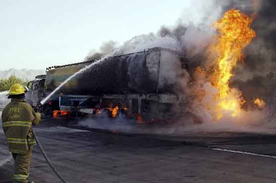 خضدار: نامعلوم افراد نے نیٹو ٹینکر کو آگ لگا دی