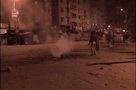 کراچی : گینگ وارکے ملزمو ں میں تصادم، دستی بموں سے حملہ