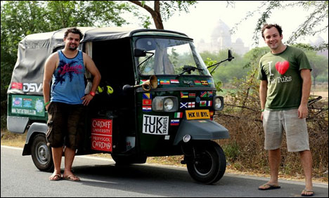 علم کے فروغ کیلئے دو برطانوی اساتذہ کا رکشے میں طویل ترین سفر