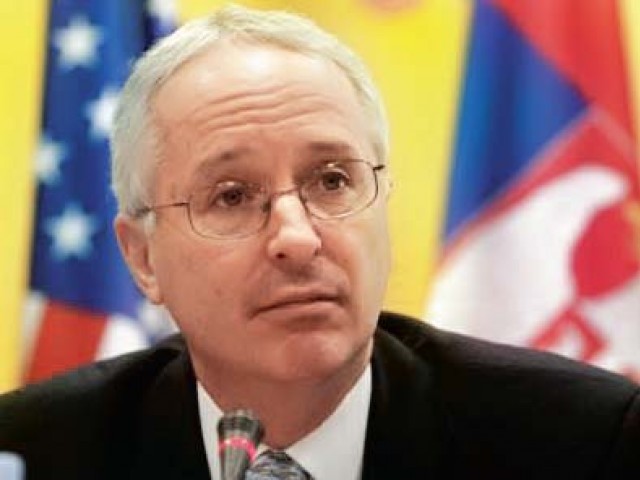 ڈرون کے معاملے کو مذہبی جماعتیں اور آئی ایس پی آر ہوا دیتے ہیں؛ کیمرون منٹر