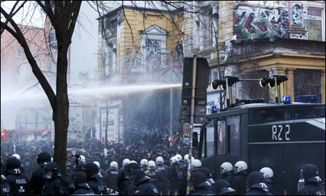 جرمن شہر ہیمبرگ میں مظاہرین اور پولیس کی جھڑپ، 100 افراد زخمی