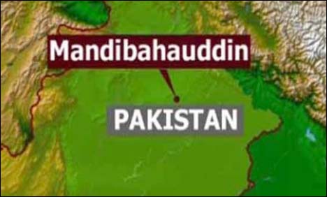 پھالیہ کے قریب 3 گاڑیاں ٹرالی سے ٹکرا گئیں، 8 مسافر زخمی