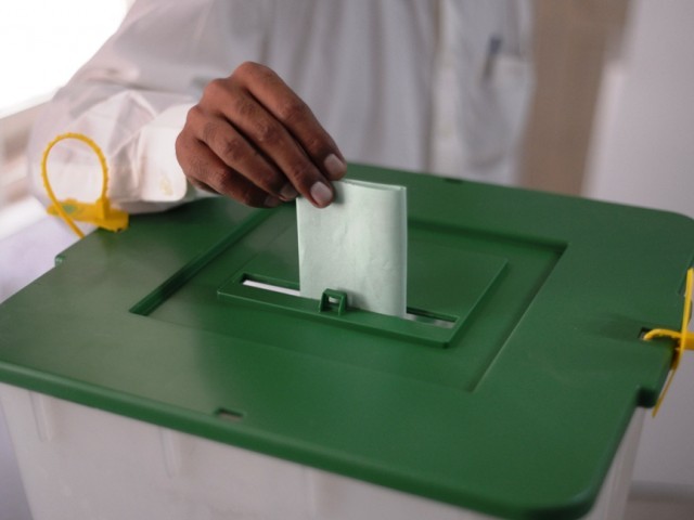 بلدیاتی انتخابات کی تیاریاں: پشاور میں بائیو میٹرک سسٹم کے تحت ووٹنگ