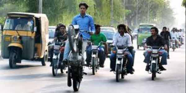 ملتان: ون ویلنگ کرتے ہوئے 2 کزن موٹر سائیکل سے گر کر جاں بحق