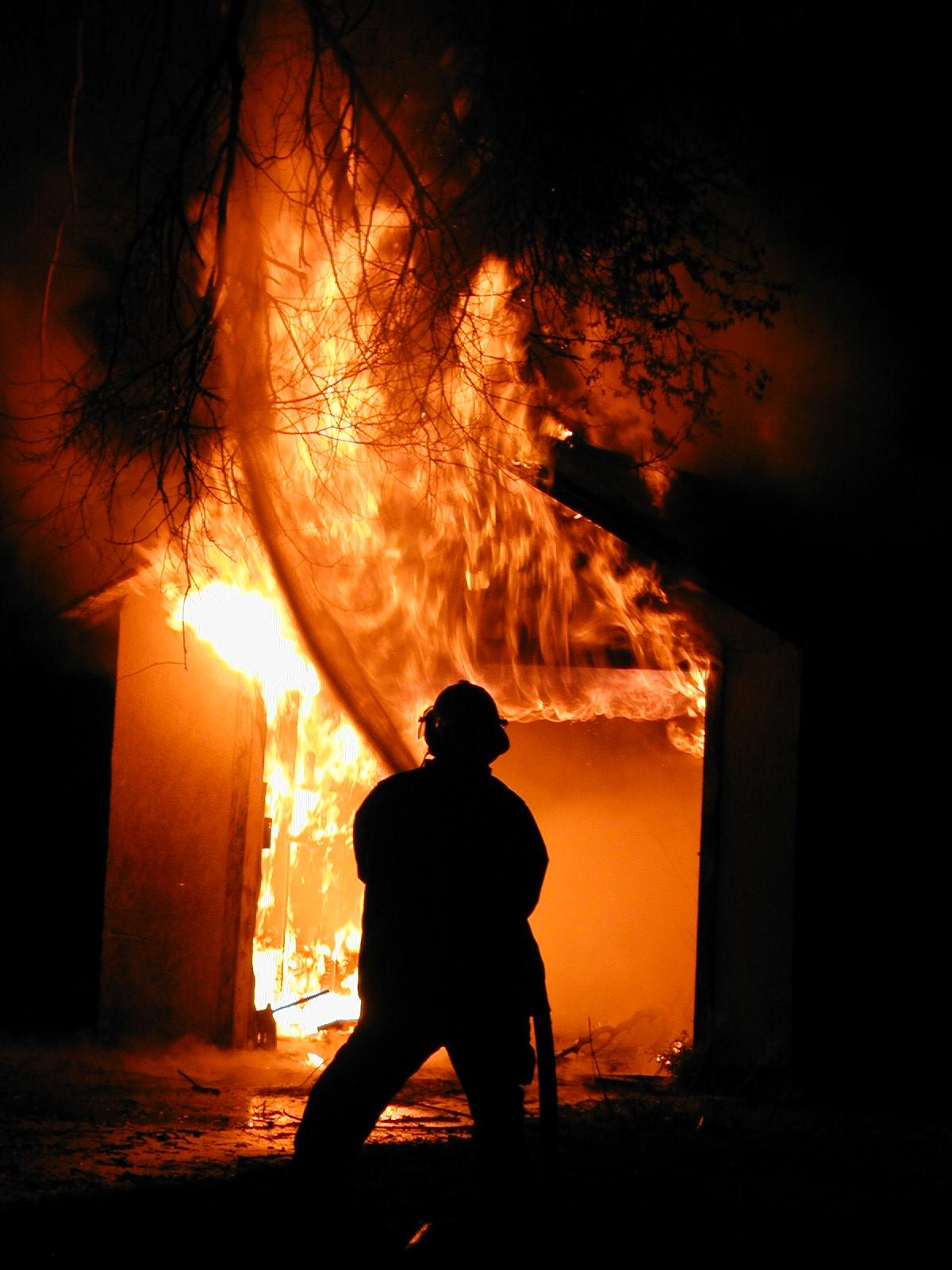 کراچی: عمارت میں لگی آگ پر قابو پالیا گیا