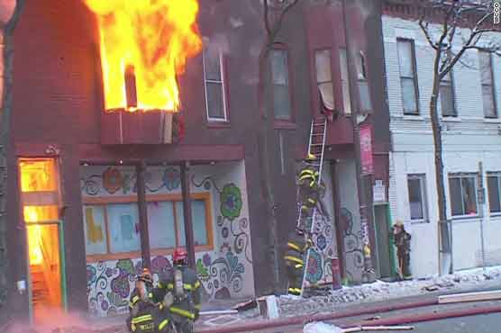 امریکہ: ٹیکساس اپارٹمنٹ میں آگ لگنے سے عمارت مکمل تباہ