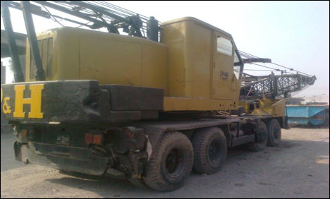 لاہور: فائیواسٹار ہوٹل میں کرین گاڑیوں پرالٹ گئی