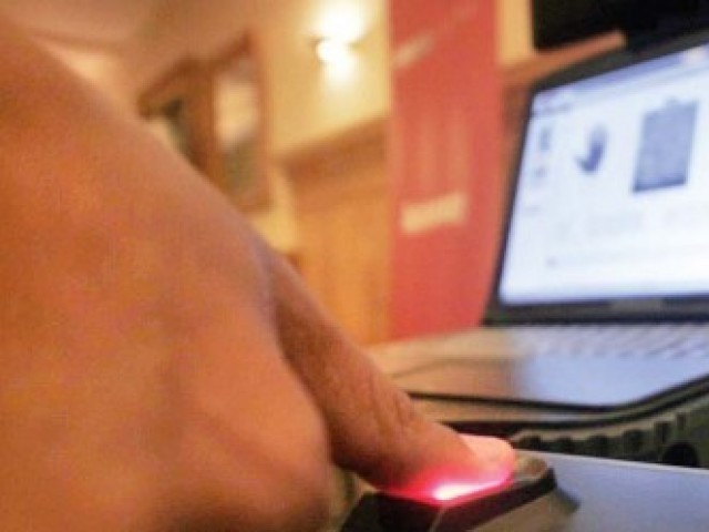 کون سی بائیومیٹرک مشین استعمال کرنی ہے؟ پختونخوا حکومت فیصلہ نہیں کرسکی