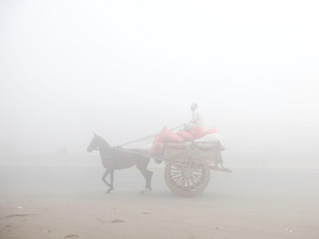 لاہور ایک مرتبہ پھر شدید دھند کی لپیٹ میں