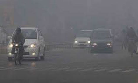 لاہور کے مختلف علاقے شدید دھند ، پروازوں کا شیڈول متاثر