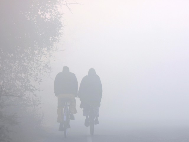 لاہور سمیت پنجاب کے مختلف علاقوں میں شدید دھند، زمینی اور فضائی ٹریفک متاثر