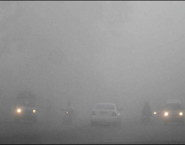 لاہور، فیصل آباد، ملتان سمیت پنجاب میں شدید دھند، پروازوں کا شیڈول متاثر