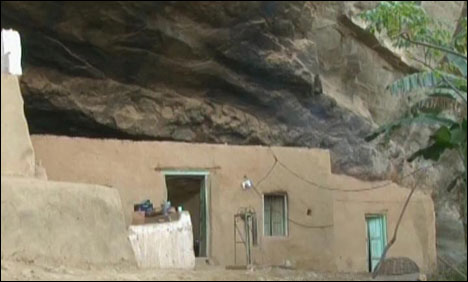 آزاد کشمیر: اکیسویں صدی میں غارمیں زندگی بسر کر نے والا خاندان